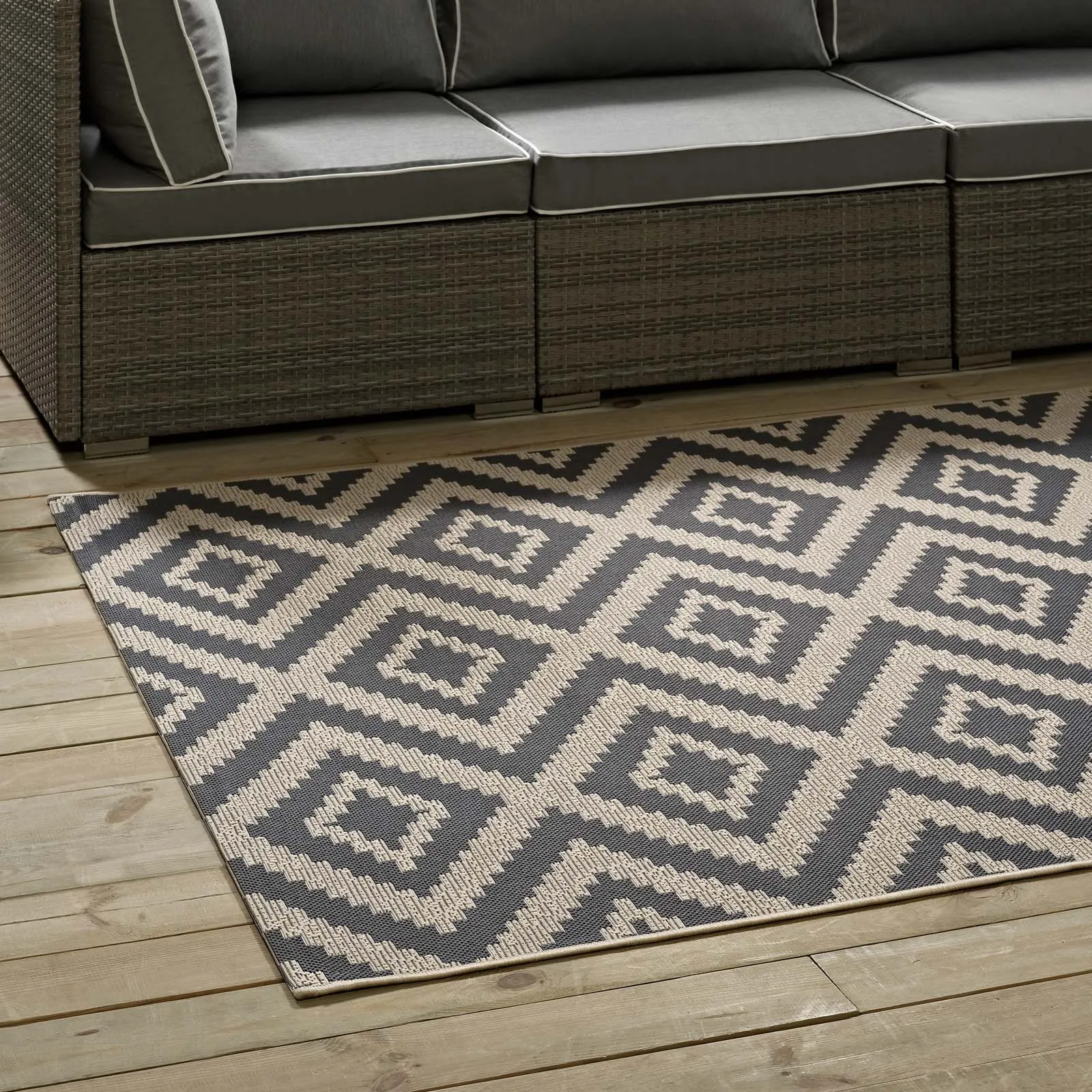 Jagged Geometric Diamond Trellis Indoor and Outdoor Area Rug